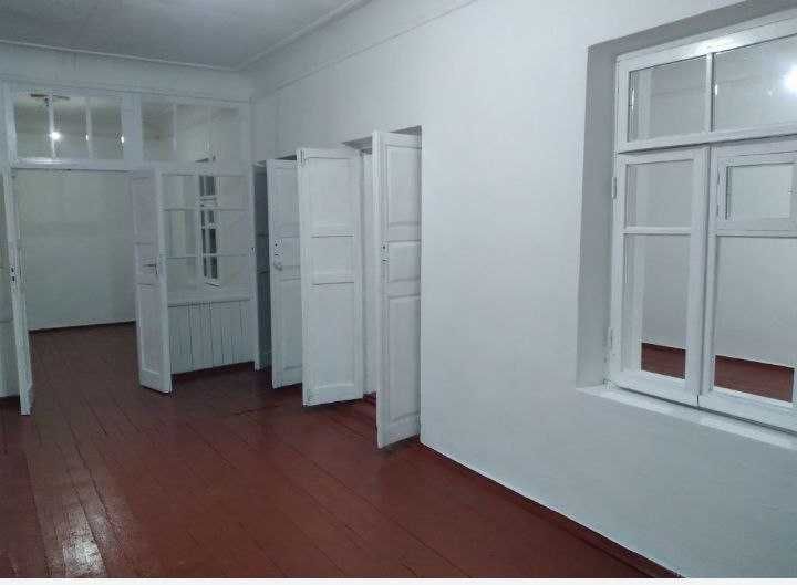 10 хонали, 6 сотикдан иборат булган ховли сотилади.