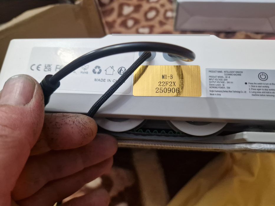 Robot curățare geamuri