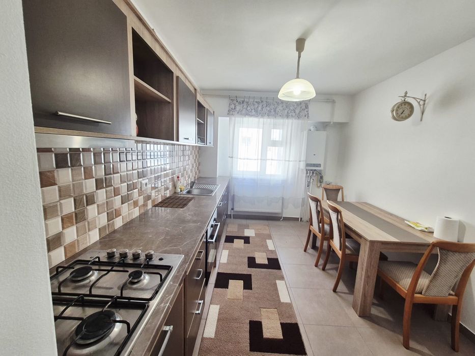 Închiriez apartament 3 camere