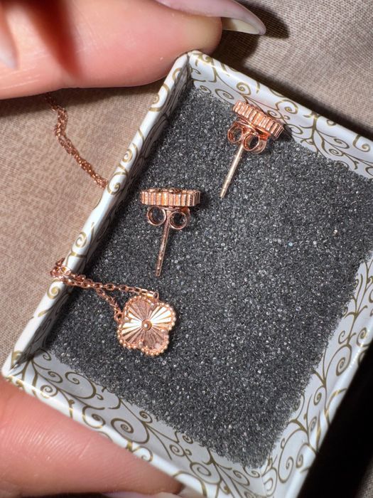 Обеци и колие детелини