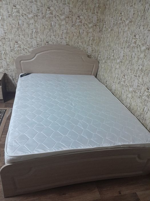 Срочно продам кровать с матрасом