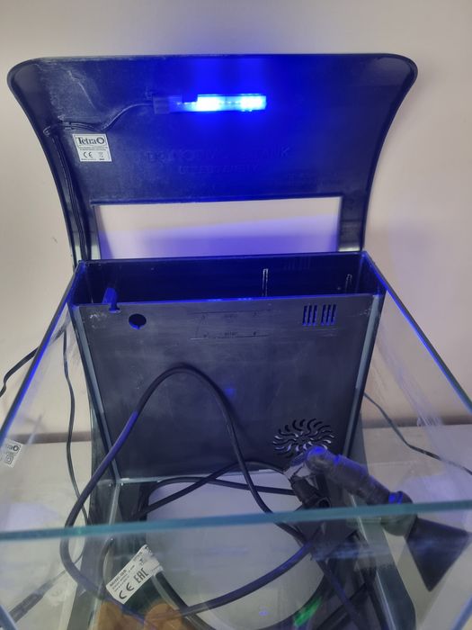 Продавам аквариум 12л със храна и препарати за вода