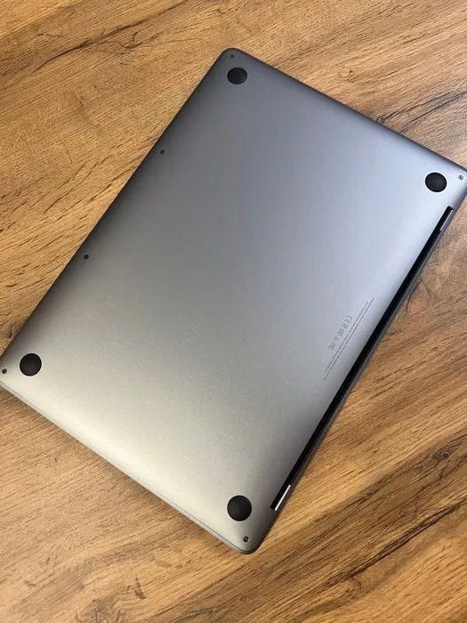Продам MacBook Pro 13.3" (Intel Core i5 / 8 ГБ / Retina)