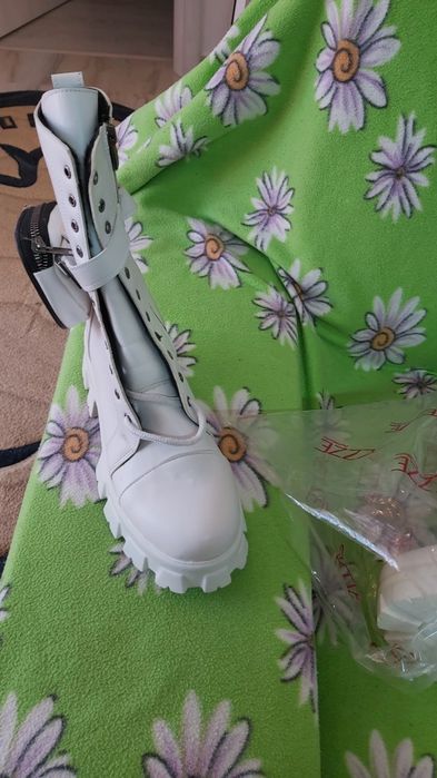 Ghete albe cu talpa inalta