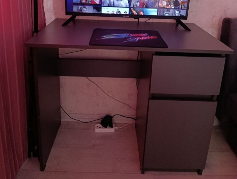 Продам стол состояние нового