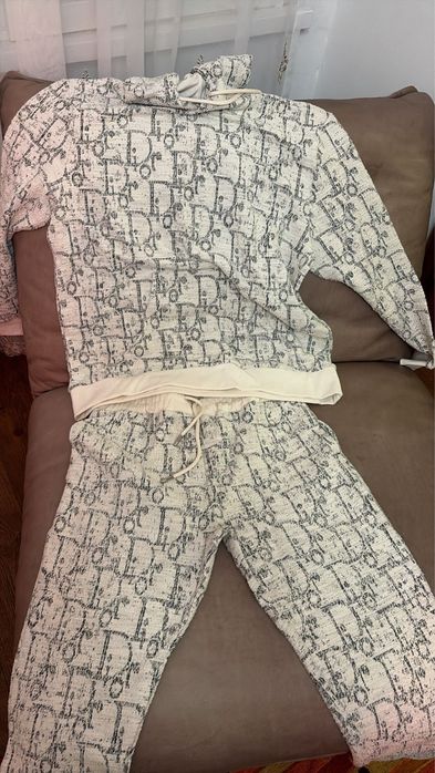 Чисто нови маркови дрехи.