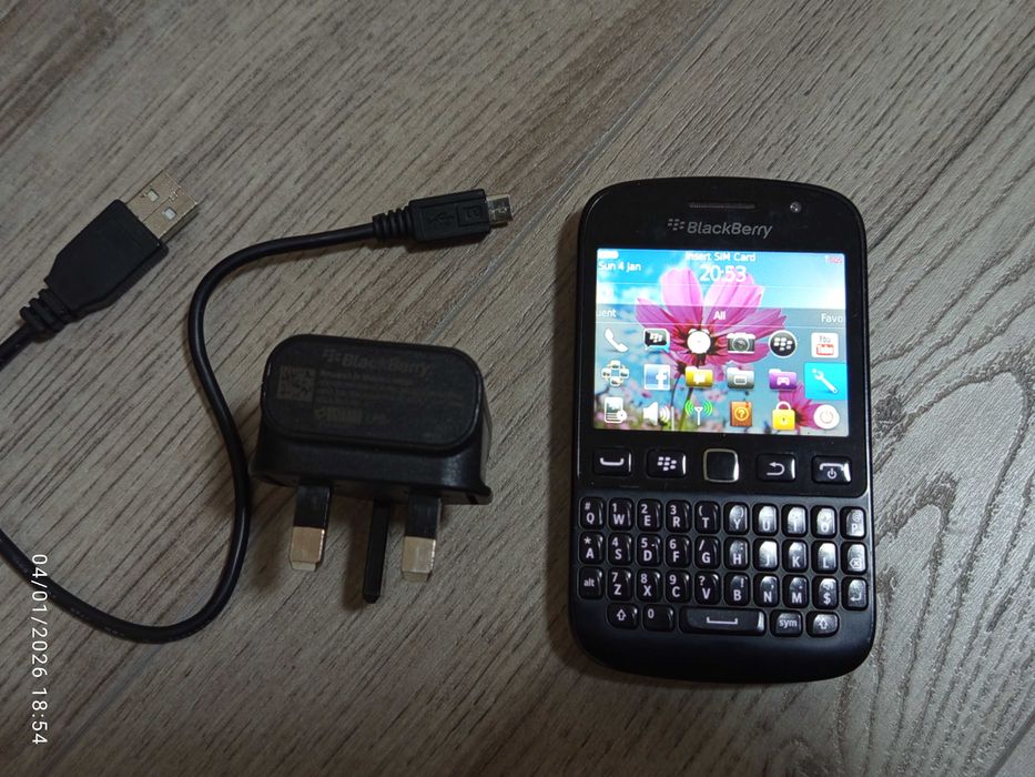 BLACKBERRY 9720 Smartphone с оригинално зарядно и кабел