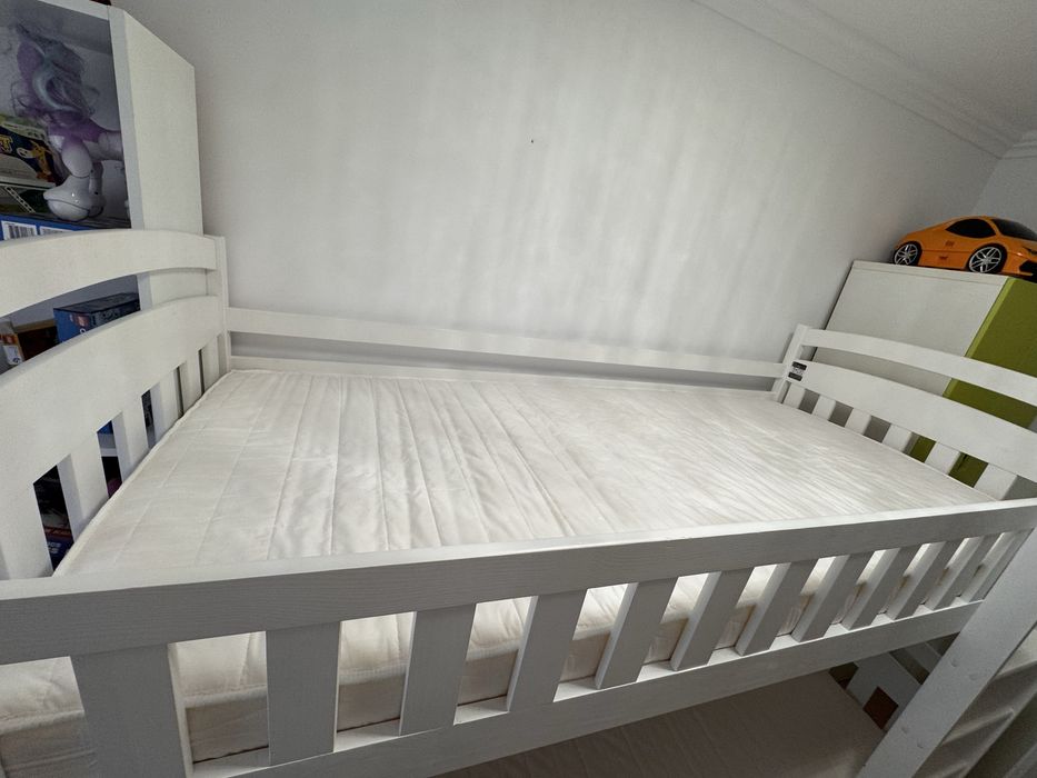 Pat supraetajat 3 persoane 90x200 cu 2 saltele incluse