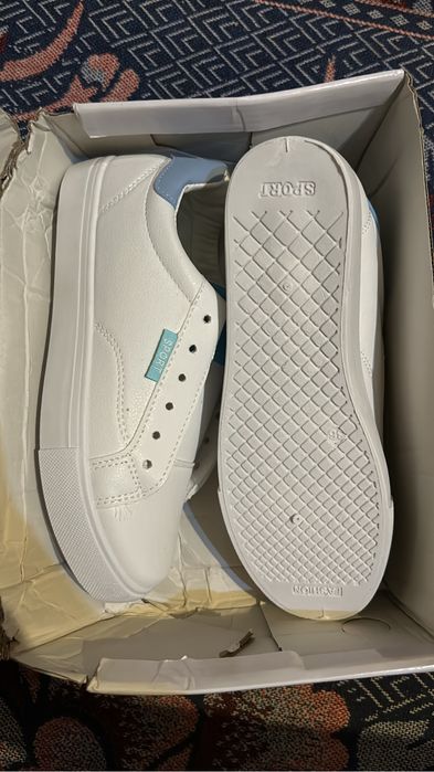 Кеды белые с голубой вставкой