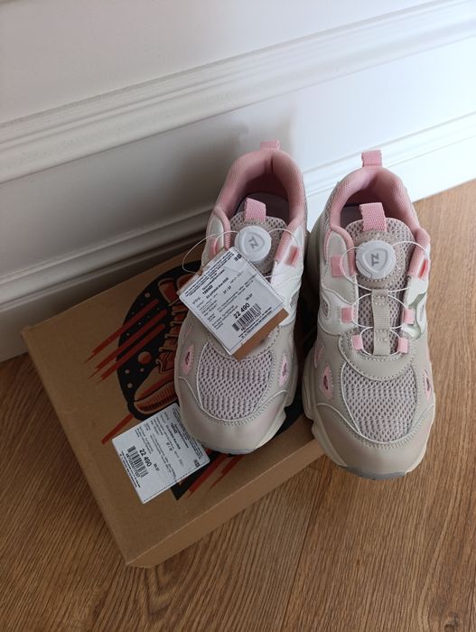 Продам детскую обувь-кроссовки