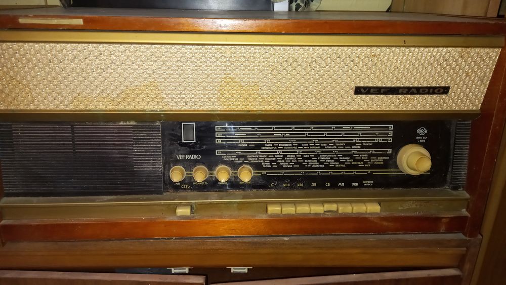 Ретро радиоприемник.