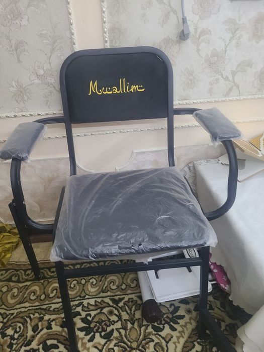 Muallim stol yengi oldidagi doskasiyam yengi turibdi bor ishlatilmagan