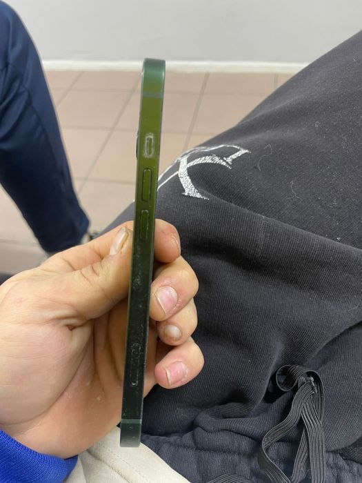 Продам айфон 13.