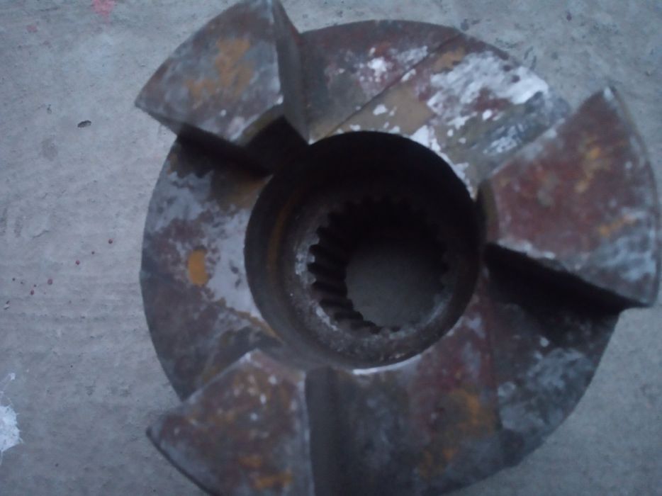 Продам на автокран запчасти .