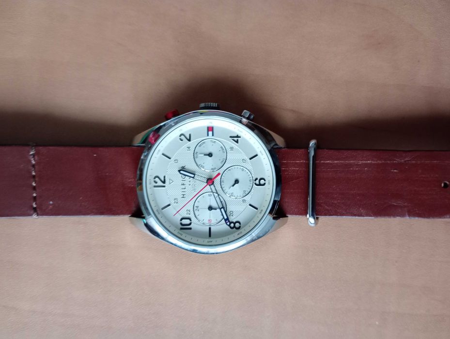 Продавам Tommy Hilfiger Corbin, отличен