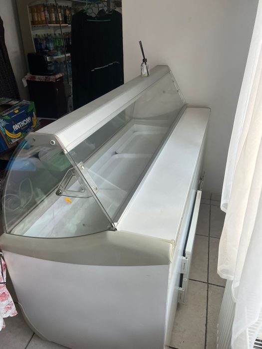 Vitrina pentru mezeluri