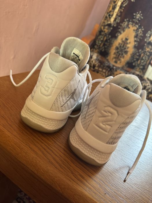 Adidasi Jordan albi