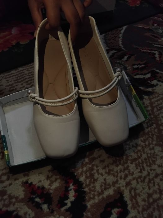 Qizlar oyoq kiyimi . Tufli 1 marta kiyilgan va sig'may qolgan