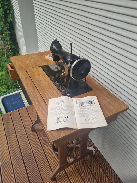 Masina de cusut veche dar functionala