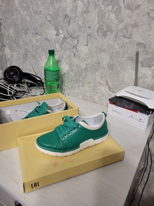 Женские кожаные кроссовки