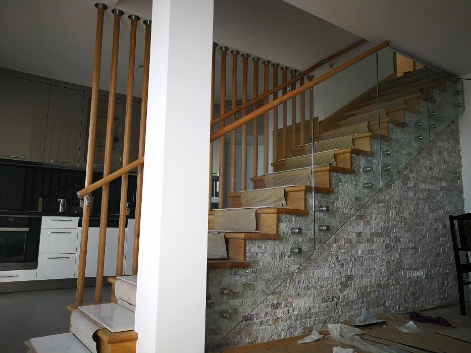 стъклен парапет в комбинация с дърво