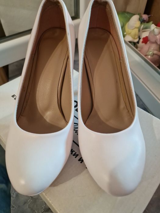 Бели стилни токчета