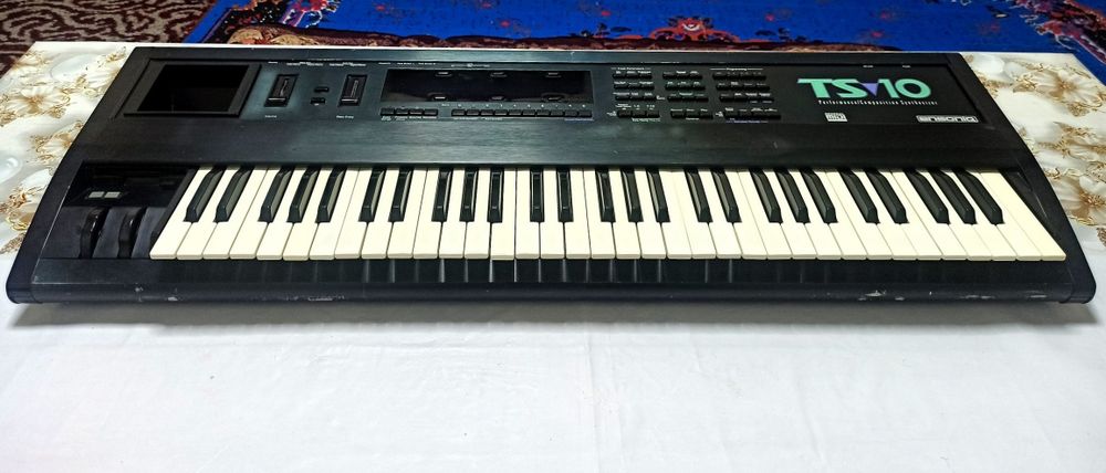 Ensoniq ts 10 sotiladi