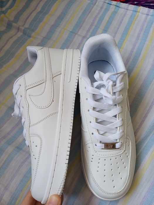 белые кроссовки , размер 40