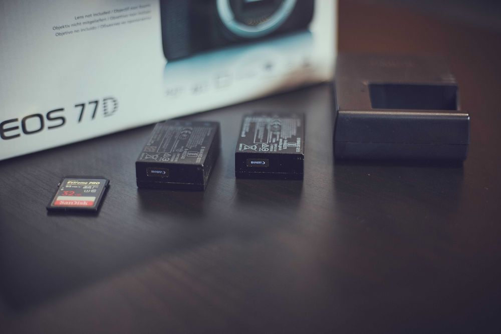 DSLR Canon 77D stare excelenta