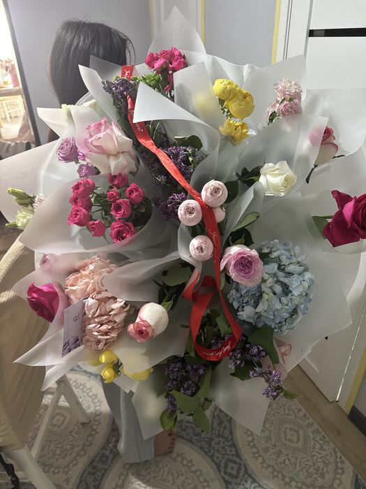 Цветы и шары свежие