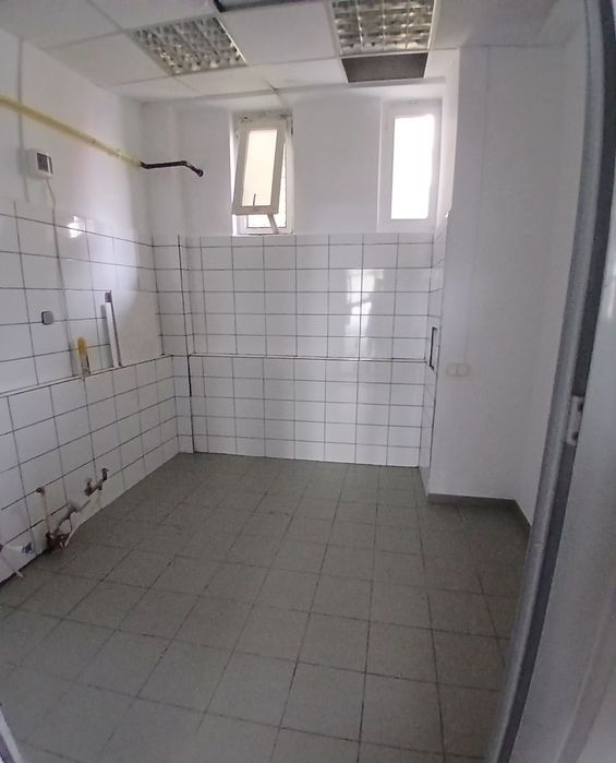 Inchiriez spațiu comercial 85 m2 Mioveni central trifazic gaz rampa aprovizionare intrare spate