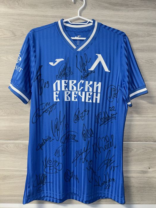 Фланелка на Левски с автографи