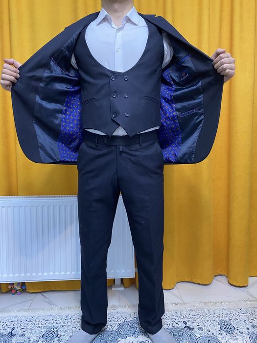 Костюм тройка почти новое