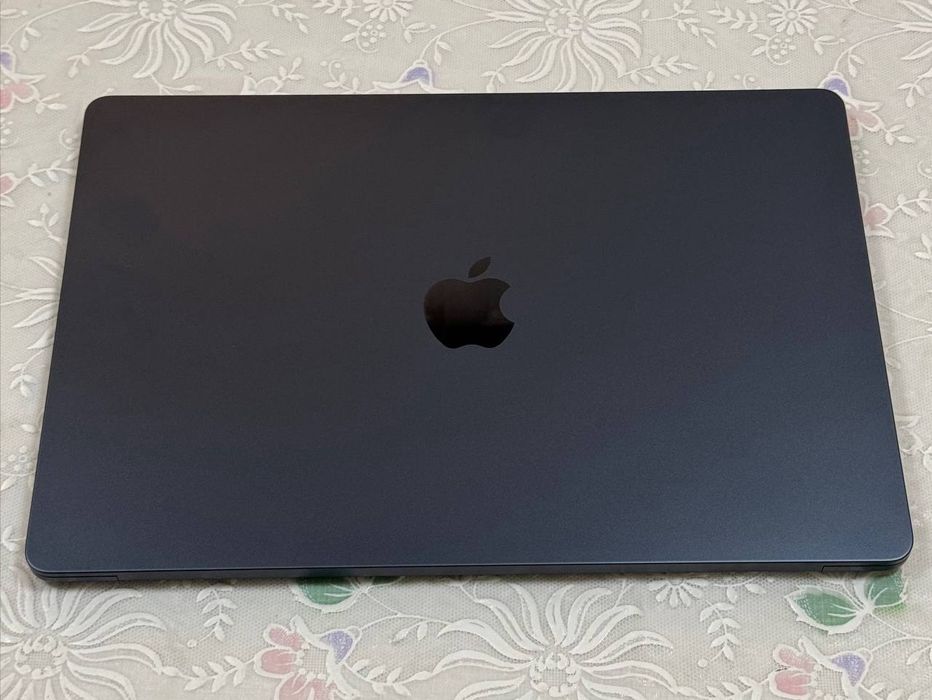 Macbook Air M3 15inch midnight  24gb/512gb

22 sikl 100%