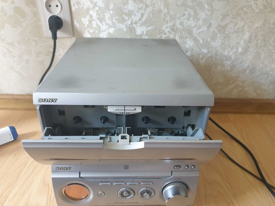 Музыкальный центр сони .