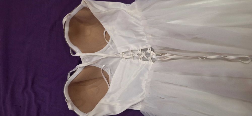 Бяла рокля Л размер.