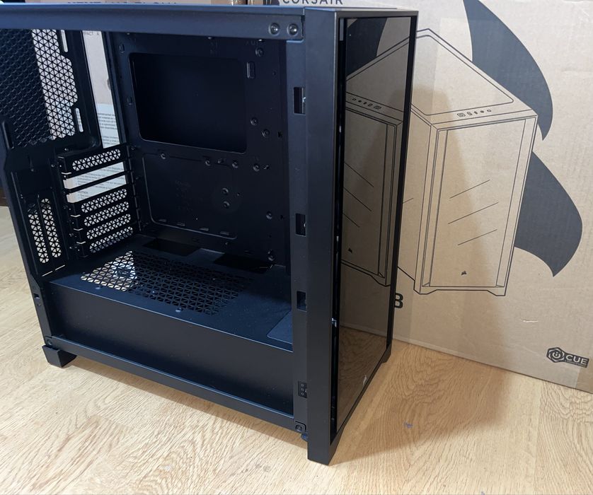 Carcasa PC Corsair iCUE 4000X Tempered Glass Mid-Tower ATX