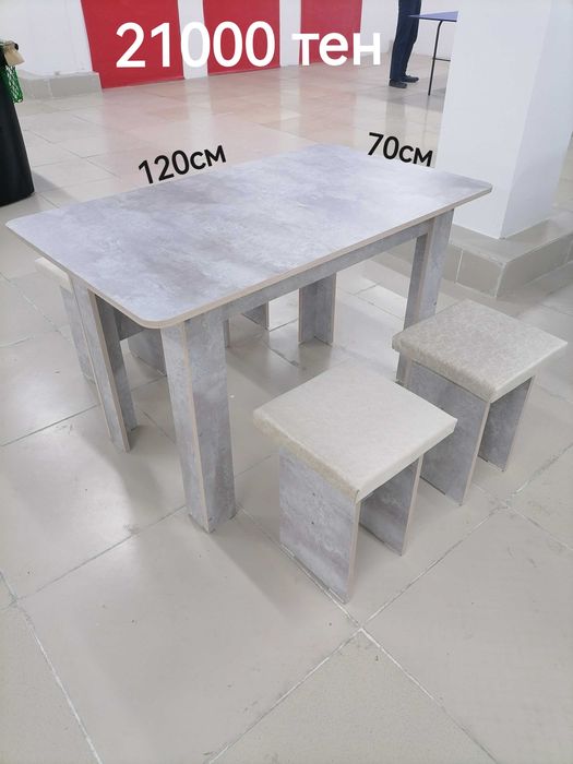 Новый стол и 4 табуретки