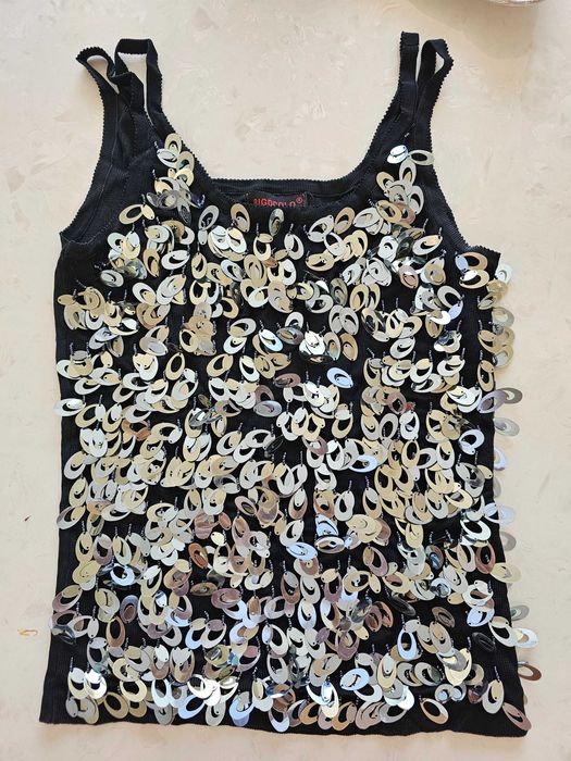 Бутиков топ с бляскави орнаменти