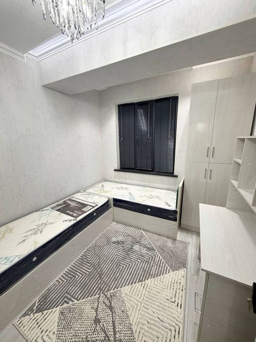 Чиланзарский район, рядом со станцией метро «Чиланзар».