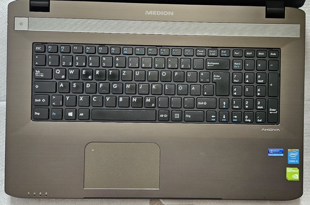 Продавам лаптоп MEDION Akoya P7631, напълно работещ,доста запазен