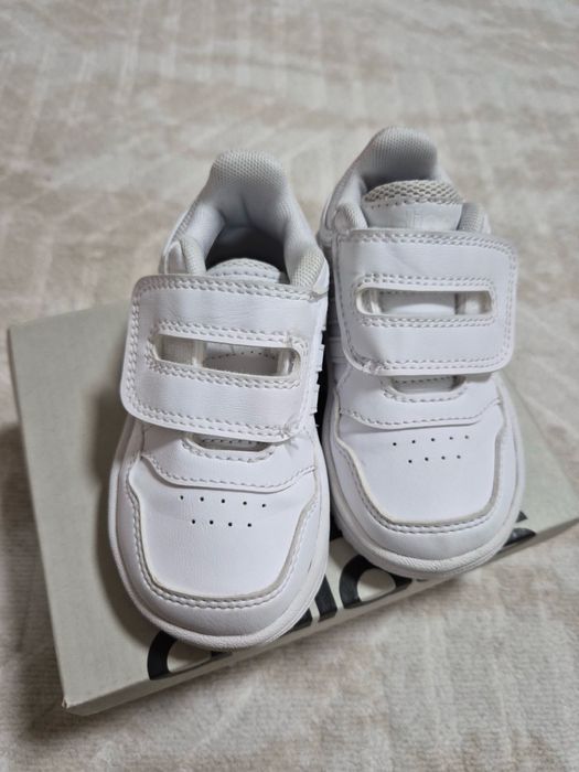 Обувки Nike носени от непроходило дете