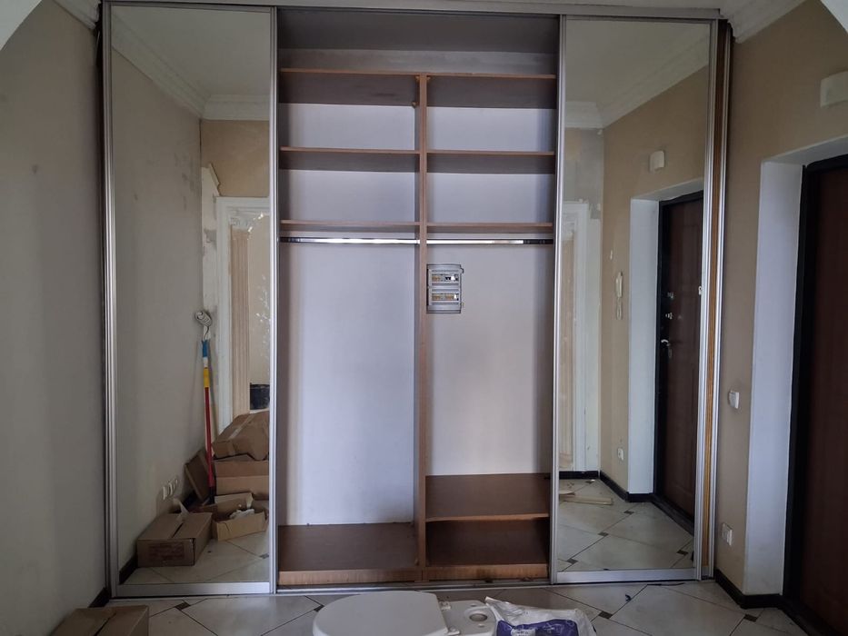 Шкаф для прихожей большая