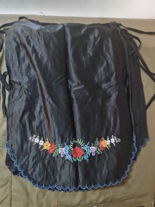 Автентични ръчно бродирани, сатенени престилки