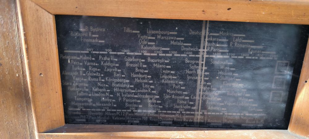 Продавам ретро радио Phillips лампово