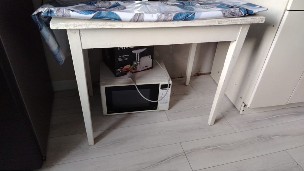 Кухонная тумбочка и кухонный стол