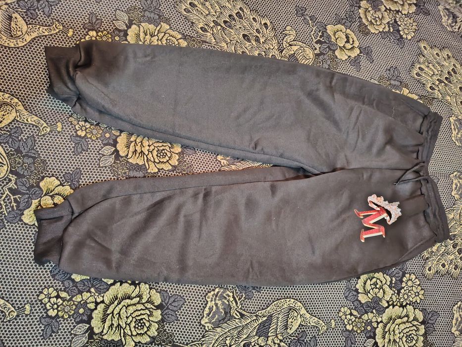 Training damă mărimea L hanorac rosu cu pataloni negri cu inițiala M