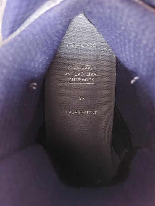 Sneakers mid Geox mărimea 37 - 23 cm la interior, măsurat talpicul / insertia. Corespunde la 36, de fapt, cu 23 cm in interior