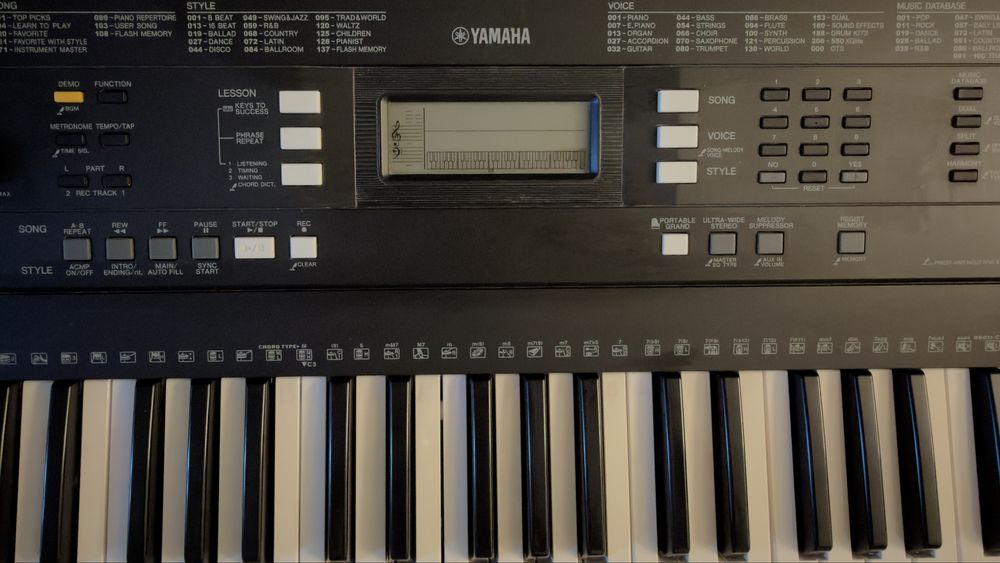 синтезатор Yamaha PSR-E343.