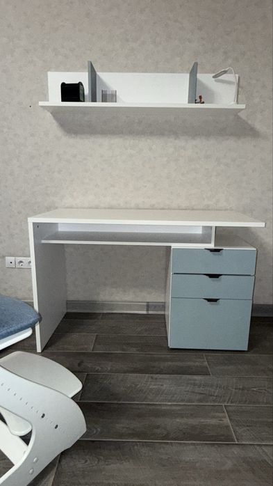 Письменный детский рабочий стол